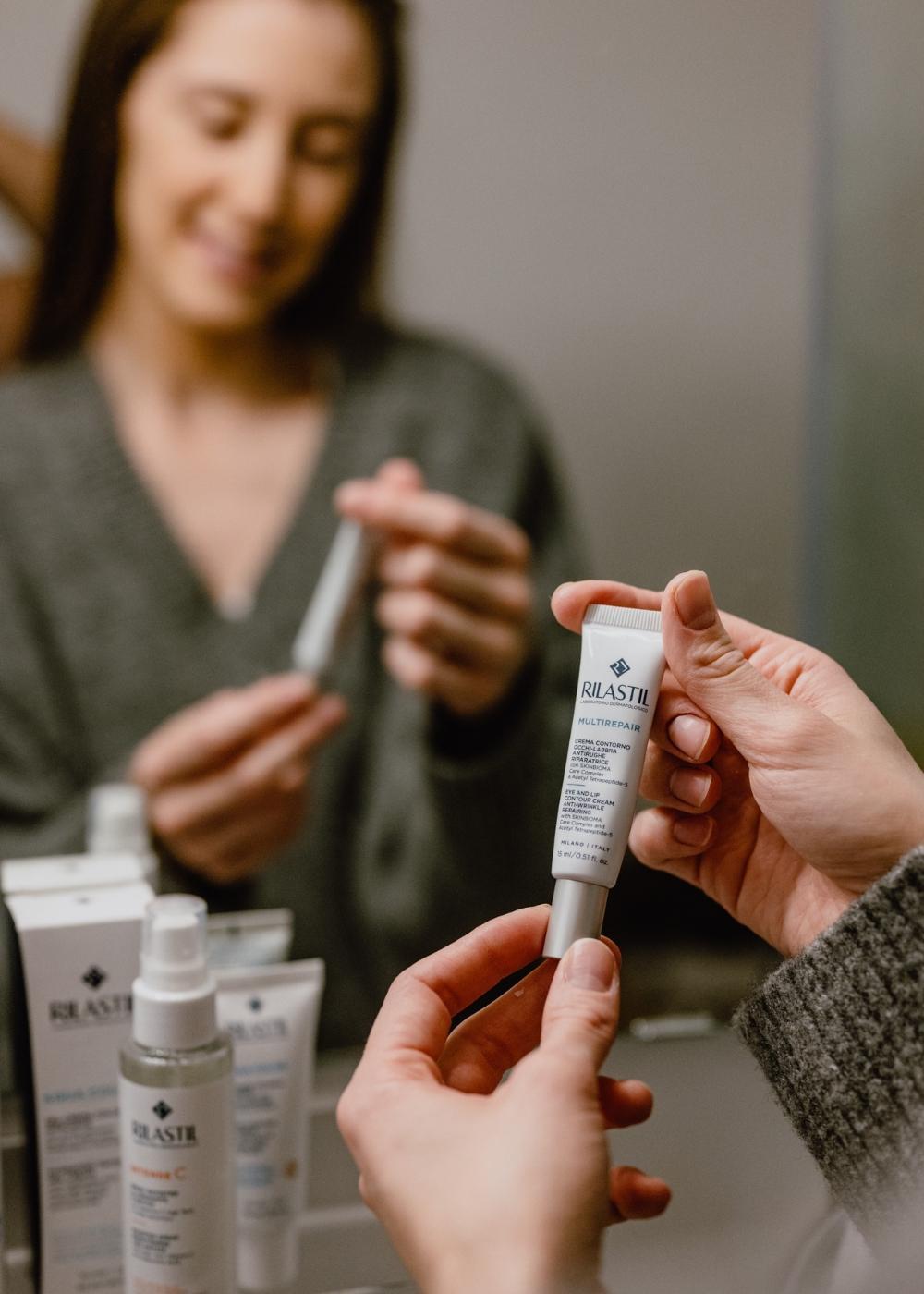 Rilastil Multirepair krema za područje oko očiju i usana protiv bora i preranog starenja je ultrakoncentrirana njega bogate i kremaste teksture.