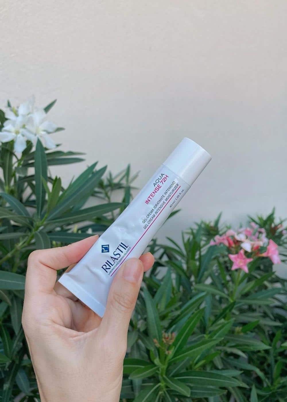 Rilastil Aqua Intense 72h hidratantna gel krema osigurava intenzivnu hidrataciju kože tijekom cijelog dana. Fotografija prikazuje ovu hidratantnu gel kremu uz koju je navedena i njezina primjena, "Dugotrajna hidratacija - 72 sata". Ova lagana i svježa gel krema formulirana je da osigura brzu i dugotrajnu hidrataciju kože, vraćajući joj glatkoću i elastičnost. Rilastil Aqua Intense 72h hidratantna gel krema obogaćena je hijaluronskom kiselinom i drugim hidratantnim sastojcima koji pomažu u održavanju optimalne razine hidratacije kože. Fotografija prikazuje kremu i njezinu ambalažu s prepoznatljivim Rilastil logotipom. Rilastil Aqua Intense 72h hidratantna gel krema idealna je za sve tipove kože, a posebno se preporučuje za suhu i dehidriranu kožu.
