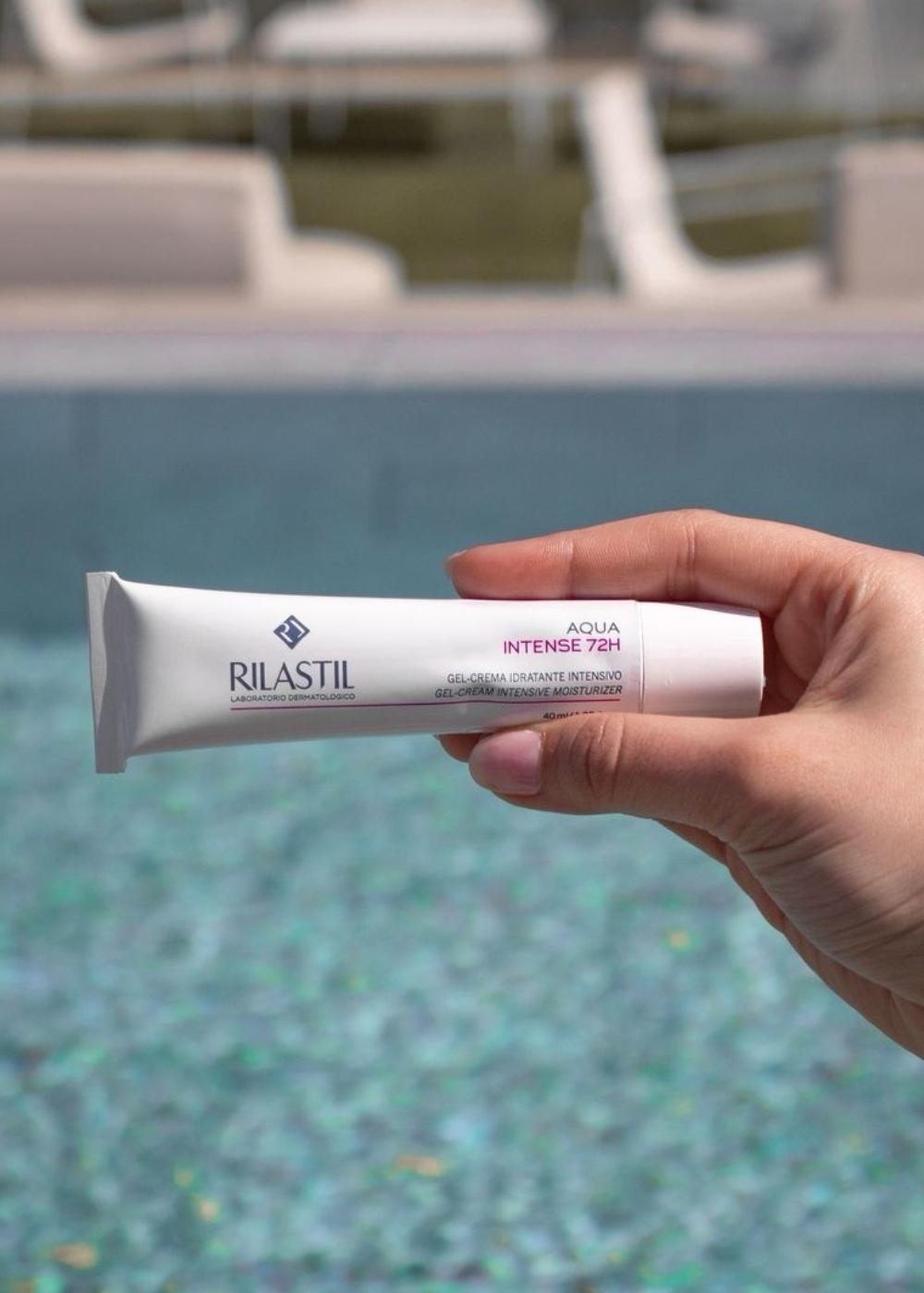 Rilastil Aqua Intense 72h hidratantna gel krema osigurava intenzivnu hidrataciju kože tijekom cijelog dana. Fotografija prikazuje ovu hidratantnu gel kremu uz koju je navedena i njezina primjena, "Dugotrajna hidratacija - 72 sata". Ova lagana i svježa gel krema formulirana je da osigura brzu i dugotrajnu hidrataciju kože, vraćajući joj glatkoću i elastičnost. Rilastil Aqua Intense 72h hidratantna gel krema obogaćena je hijaluronskom kiselinom i drugim hidratantnim sastojcima koji pomažu u održavanju optimalne razine hidratacije kože. Fotografija prikazuje kremu i njezinu ambalažu s prepoznatljivim Rilastil logotipom. Rilastil Aqua Intense 72h hidratantna gel krema idealna je za sve tipove kože, a posebno se preporučuje za suhu i dehidriranu kožu.