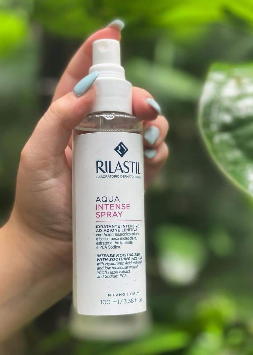 Rilastil Aqua Intense sprej je ultra lagana maglica u spreju s trenutnim osjećajem osvježenja nakon nanošenja. Pogodan je za korištenje bilo gdje i bilo kada.