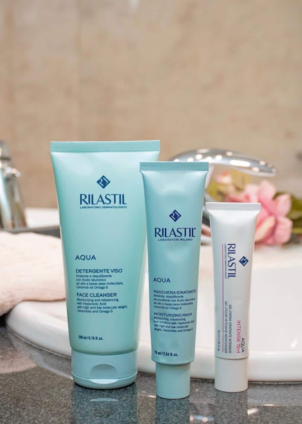 Rilastil Aqua Intense 72h hidratantna gel krema osigurava intenzivnu hidrataciju kože tijekom cijelog dana. Fotografija prikazuje ovu hidratantnu gel kremu uz koju je navedena i njezina primjena, "Dugotrajna hidratacija - 72 sata". Ova lagana i svježa gel krema formulirana je da osigura brzu i dugotrajnu hidrataciju kože, vraćajući joj glatkoću i elastičnost. Rilastil Aqua Intense 72h hidratantna gel krema obogaćena je hijaluronskom kiselinom i drugim hidratantnim sastojcima koji pomažu u održavanju optimalne razine hidratacije kože. Fotografija prikazuje kremu i njezinu ambalažu s prepoznatljivim Rilastil logotipom. Rilastil Aqua Intense 72h hidratantna gel krema idealna je za sve tipove kože, a posebno se preporučuje za suhu i dehidriranu kožu.